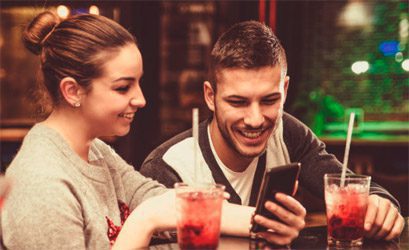 chico y chica conociendose en un bar